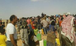 بعد أكثر من شهرين على اعتبار المنطقة عسكرية.. إدخال مساعدات إنسانية للعالقين في مخيم الرقبان على حدود الأردن