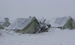 وفاة طفلين بعد انهيار 70 خيمة للنازحين في إدلب